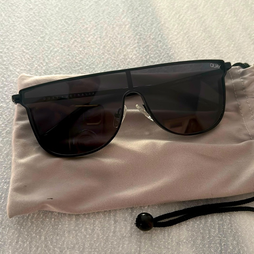 Woman’s Quay Australia black sunnies sunglasses
